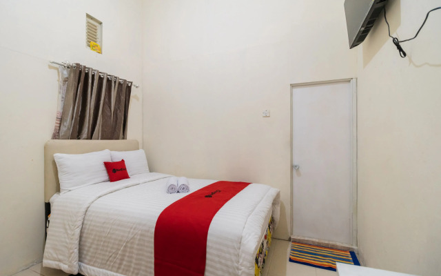 RedDoorz Syariah near Pasar Aur Kuning