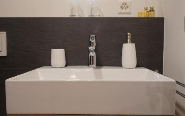 Wunderstay Alpine 303 New Studio with Lake & Mountain View