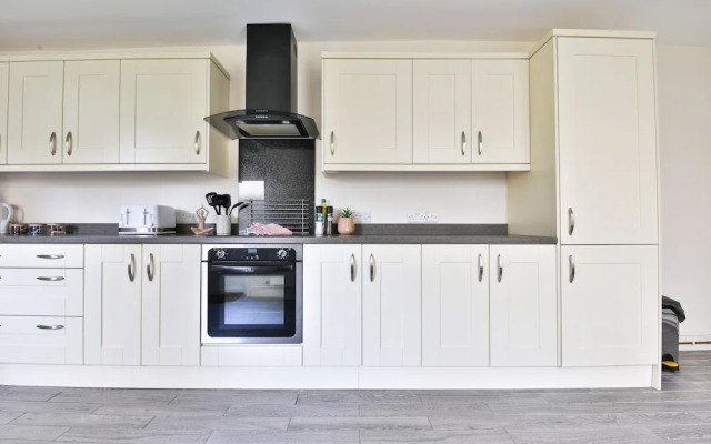 Tranquil 3-bed Home in Cardiff