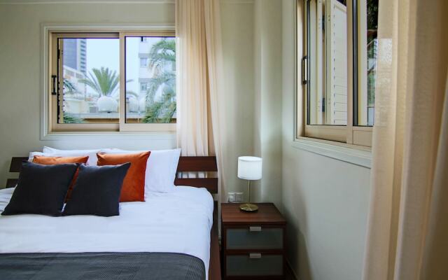 Phaedrus Living: City View Luxury Iras Flat 102