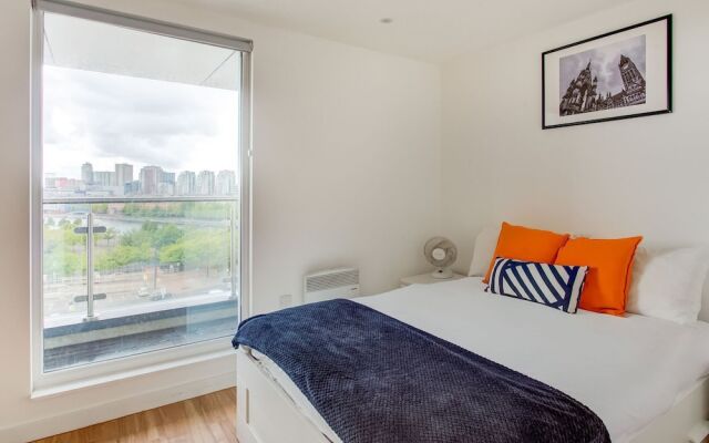 Plush Apartment in Manchester Near IWM North