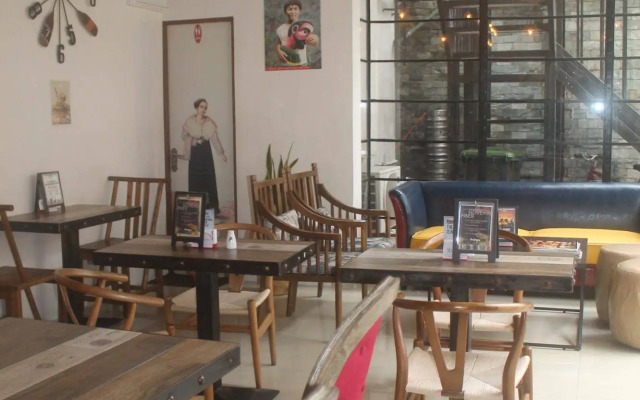Tambayan Capsule Hostel & Bar