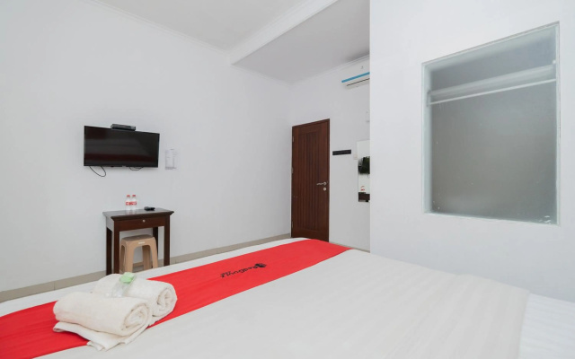 RedDoorz near Jawa Timur Park 3 – Guest Rooms – Batu