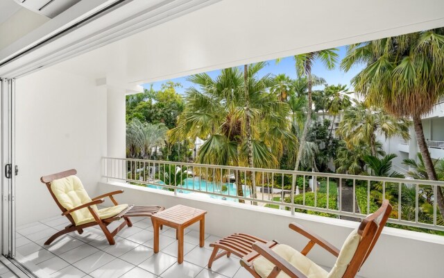 Poolside Apt in Alamanda Beachfront 77