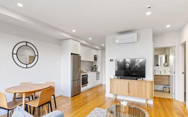 Convenient Modern 2-Bedroom Unit with Free Parking