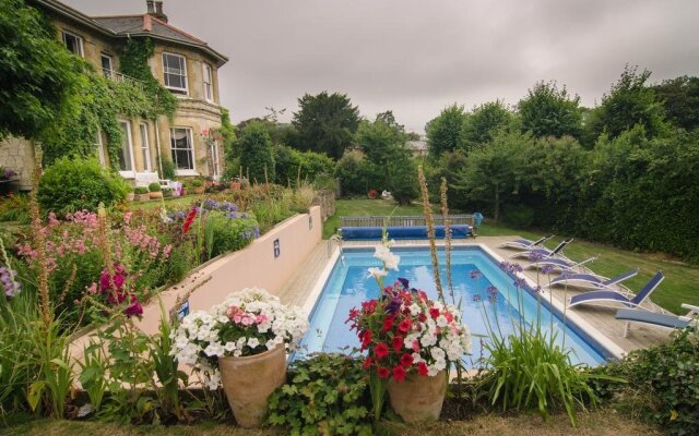 Luccombe Villa Holiday Apartments