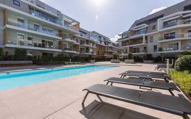 Beautiful Apartment With Pool Terrace and Parking