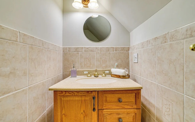 Hot Tub + Decks: Tree-lined Retreat in Pocono Lake