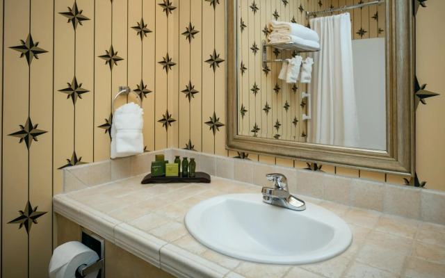 Plaza Inn & Suites at Ashland Creek