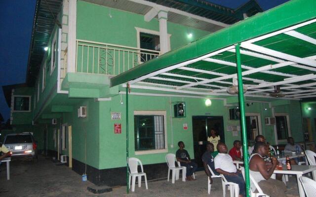 Adesua Hotel-Hostel