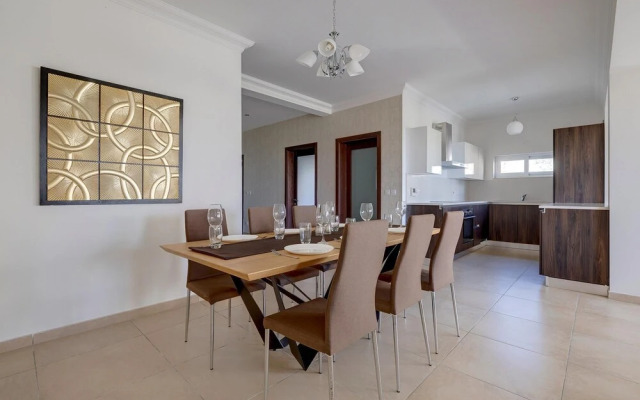 Seafront LUX Apart inc Pool, Upmarket Area