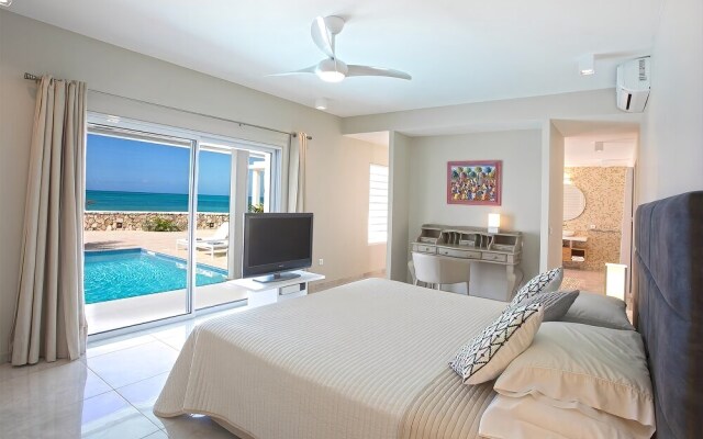 Beachfront Bliss, Pool, AC, Free Wifi, Concierge, Exclusive Terres Basses Location