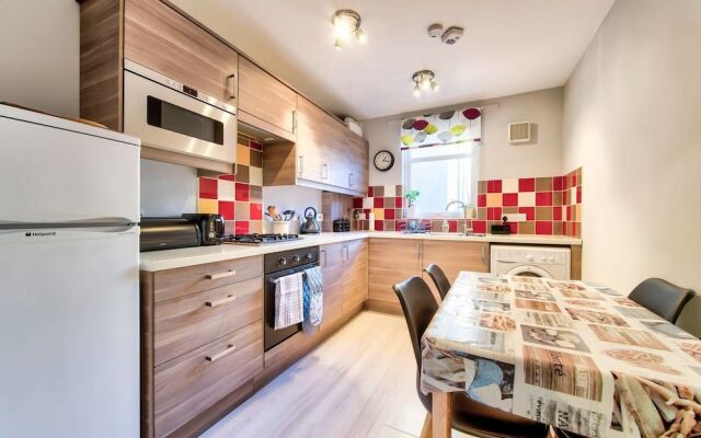 Beautifully Presented Flat, Close To City Centre