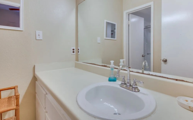 Southwest Houston Apartment w/ Pool Access!