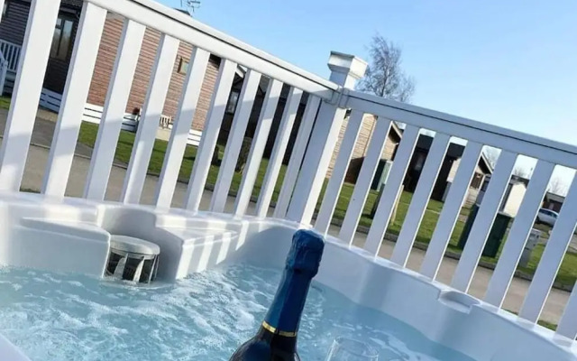 Beautiful 3-bed Hot Tub Lodge at Tattershall Lakes