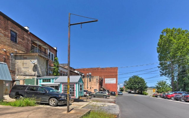 Modern Main St. Apt in Downtown Waynesville!