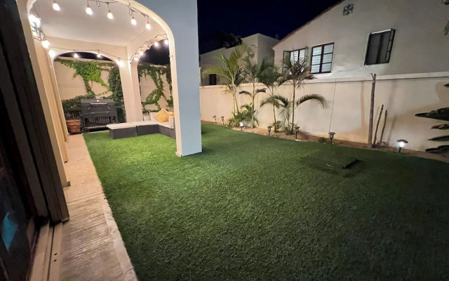 Family Home Private Garden and Jacuzzi