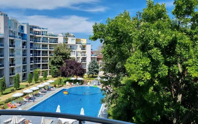 Oasis dream apartment with pool by the sea