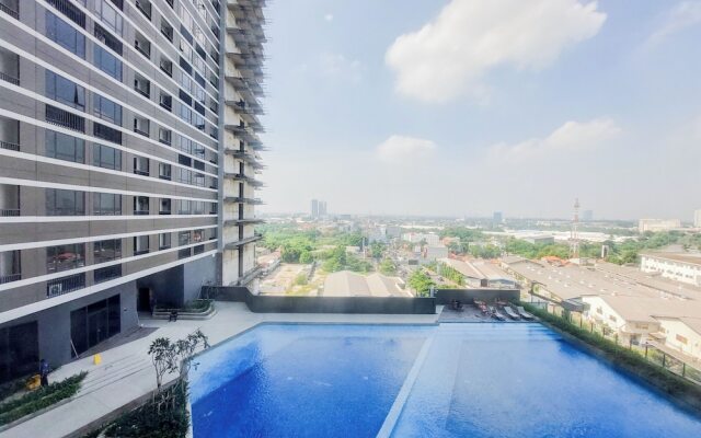 Homey And Cozy Living Studio At Collins Boulevard Apartment