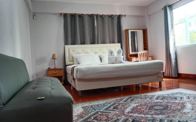 Beachfront Hotel Cha Am