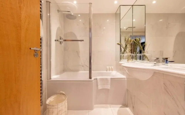 The Crystal Quarters - Modern & Bright 2BDR Apartment