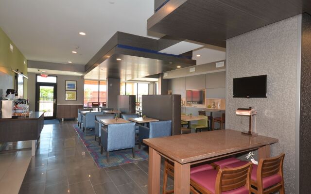 Holiday Inn Express & Suites Oklahoma City Mid - Arpt Area, an IHG Hotel