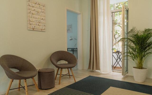 Spacious and Quiet - City Center Apartment