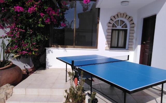 "lovely six Bedroom Villa in Coral Bay ."