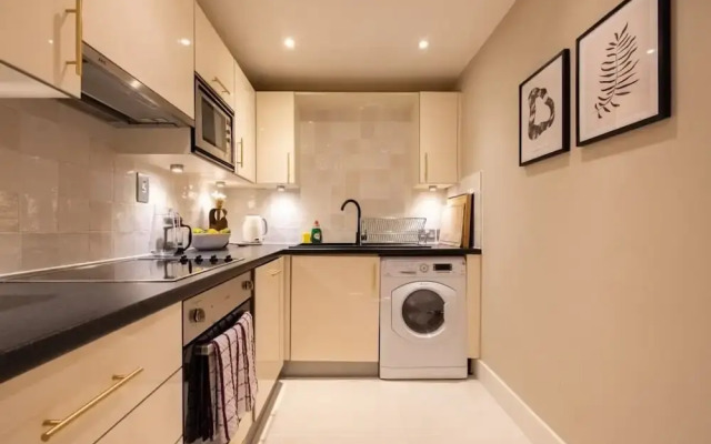 The Crystal Quarters - Modern & Bright 2BDR Apartment