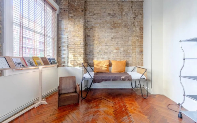 Tastefully Curated Mezzanine Studio Flat Hackney!