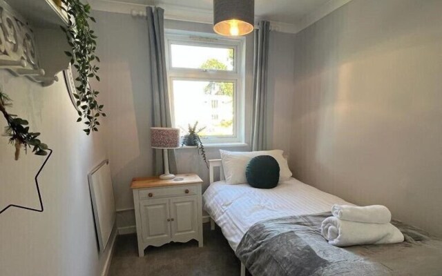 Sunny 2-Bedroom flat in Hoddesdon