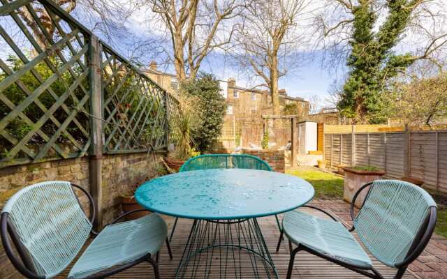 The Finsbury Park Arms - Elegant 2BDR Flat with Garden