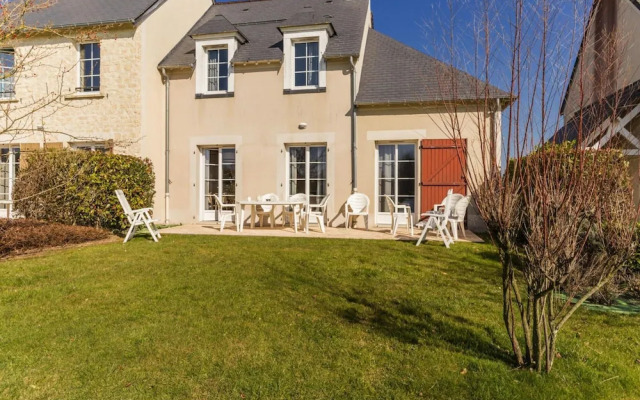 Holiday Home in Residence Le Green Beach, Port-en-besssin-huppain