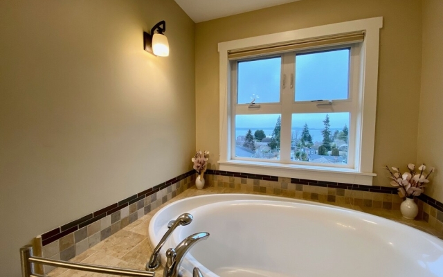 Tranquil 3BR House with Balcony