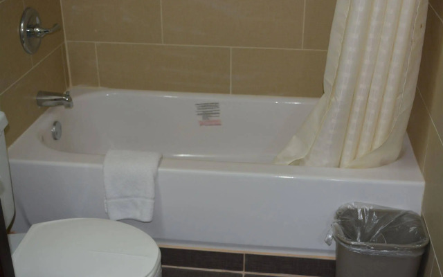 Travelodge by Wyndham Avenel Woodbridge