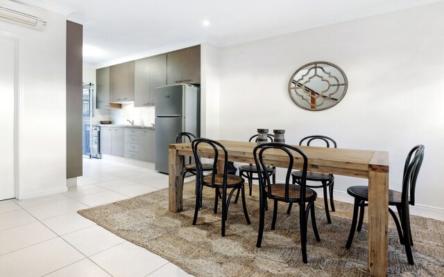 Broabdeach Sleek & Stylish Living