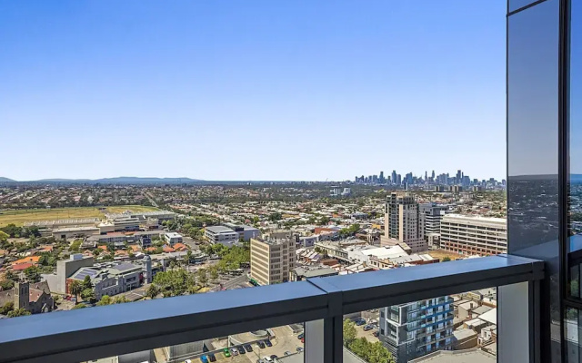 High-rise Balcony Unit With City Views, Gym, Pool