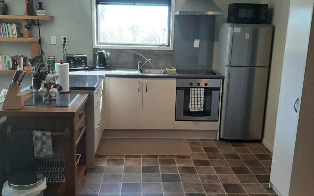 Kiwi Cabin and Homestay at Koru