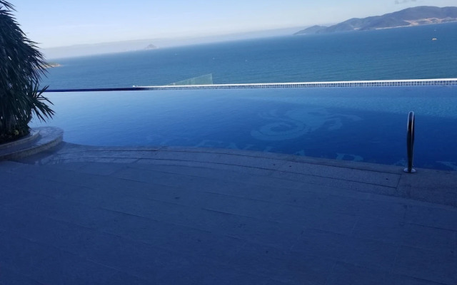Luxury Scenia Bay Apartment with Seaview