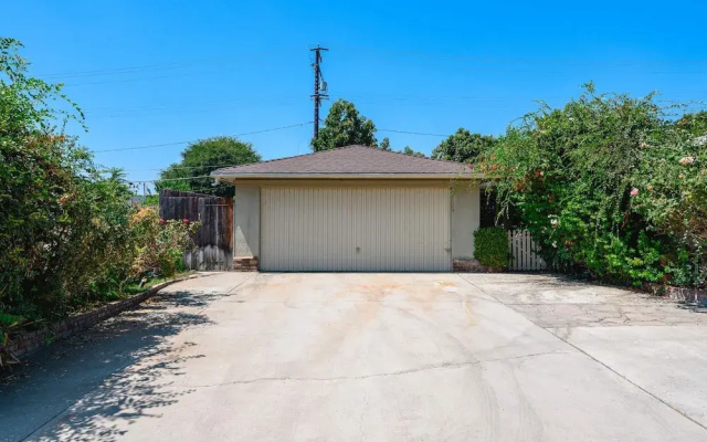 Spacious Retreat w Large Kitchen Outdoor Patio