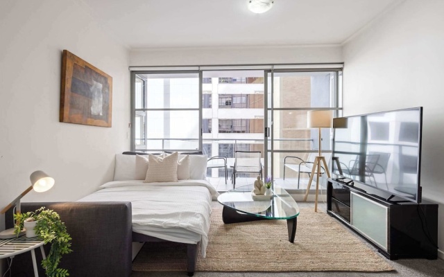 Cozy 2BR Apartment Steps From Darling Harbour – Guest Rooms – Sydney