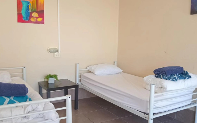 Flashpackers Hervey Bay Hostel – Guest Rooms – Torquay