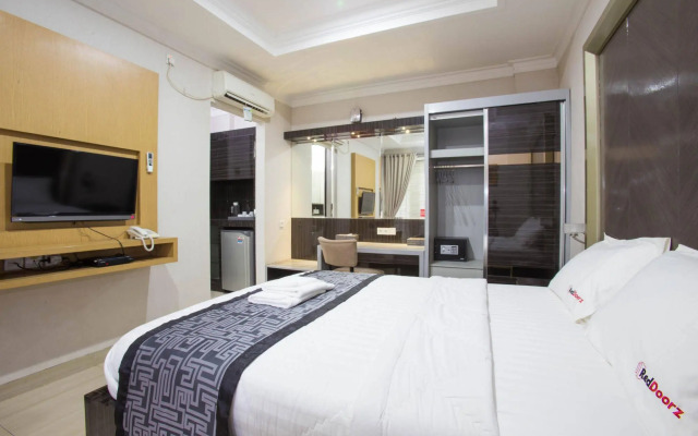 RedDoorz Plus near Pondok Indah Mall