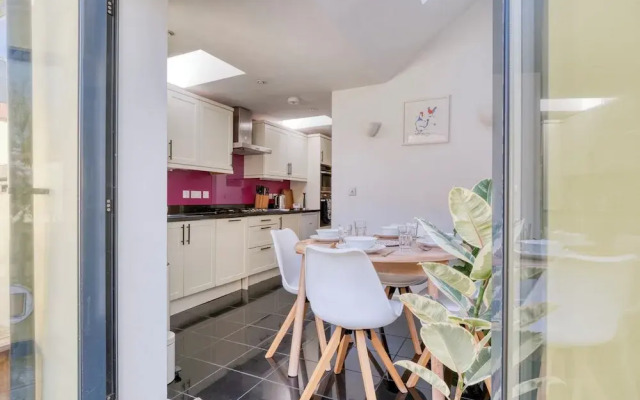Stylish 2BD with Private Garden & Sauna