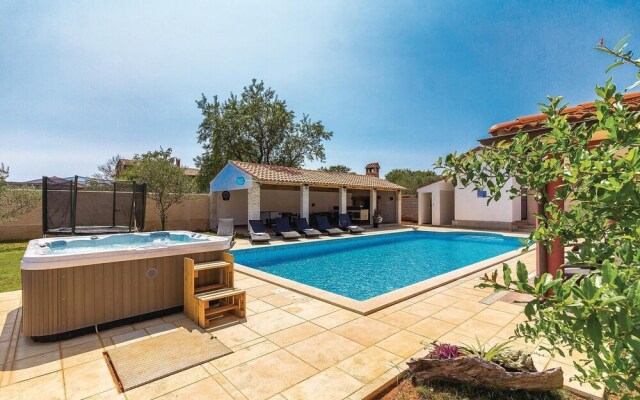 Beautiful Home in Pula With Wifi and 7 Bedrooms