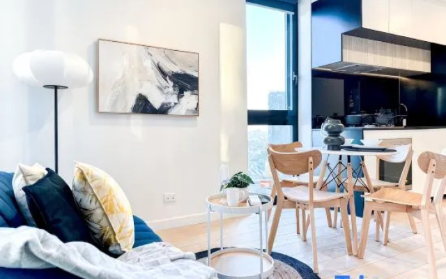 Elegant 2BR Skyline Apt Free Parking