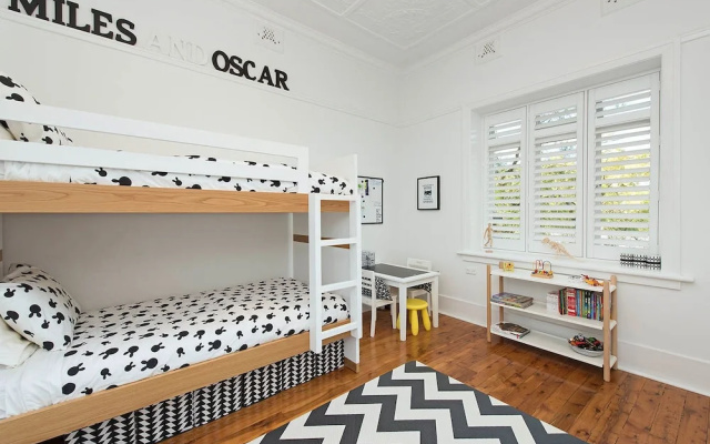 Stunning Family Home 5mins to CBD H332 – Guest Rooms – Sydney