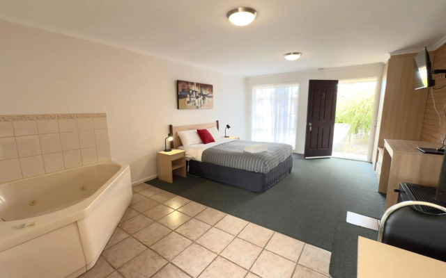 Beachcomber Motel And Apartments