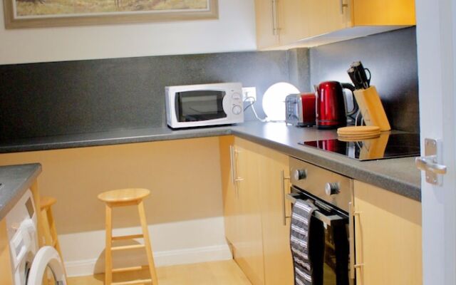 2 Bedroom Modern Home Sleeps 4