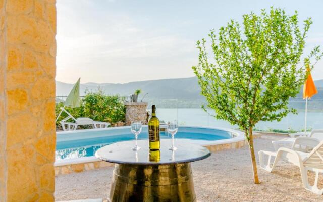 Ljubo - Pool and View - A1